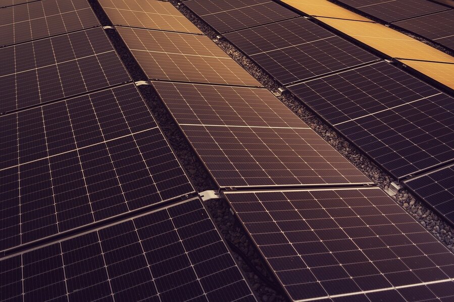 Maximera din solcellsanläggnings prestanda - En guide till rätt placering och vinkel på dina solpaneler.